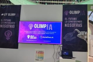 Το περίπτερο του κινήματος OlimpIA και της τεχνολογικής εταιρείας AuraChat.ai στην πρόσφατη Διεθνή Σύνοδο Τεχνητής Νοημοσύνης στο Παρίσι